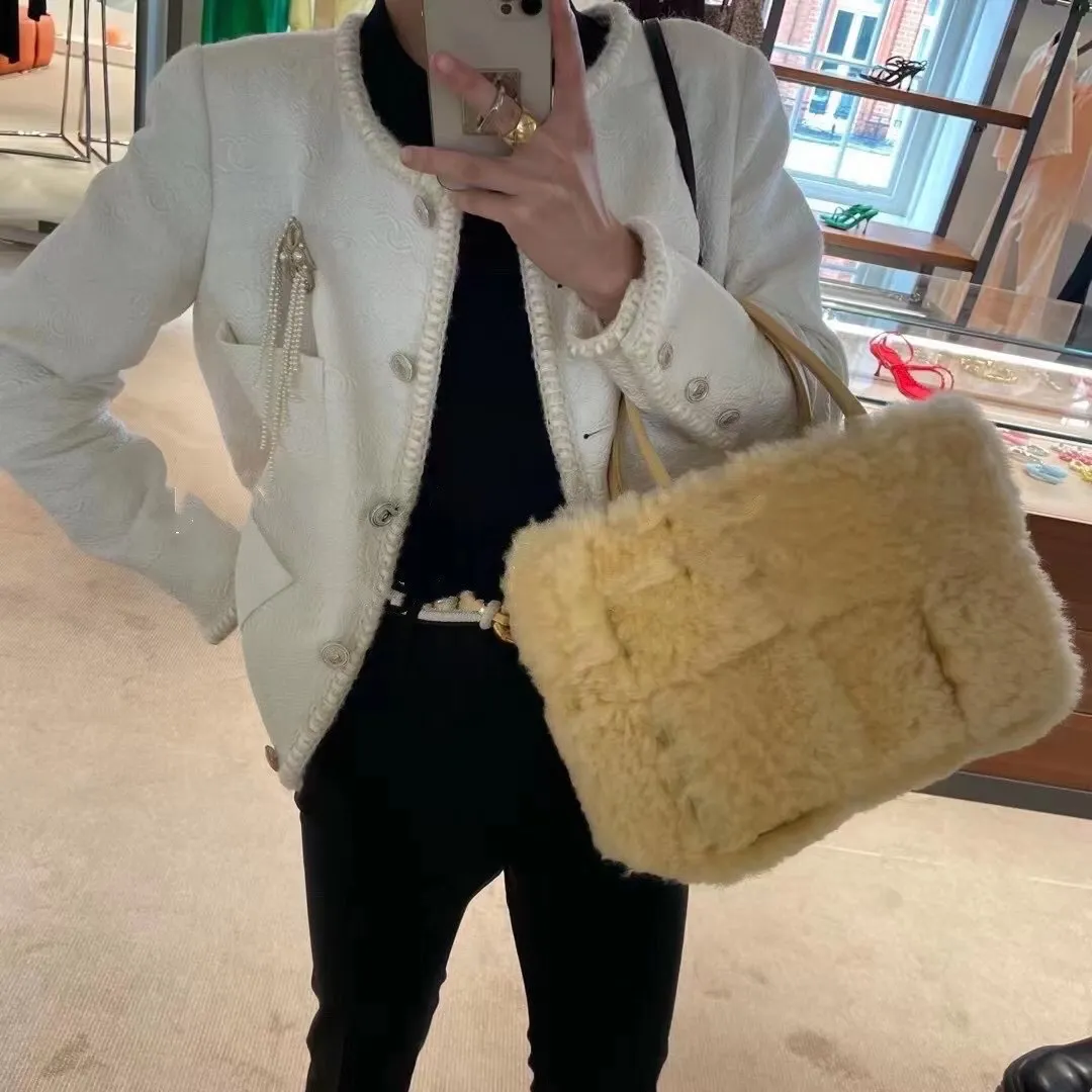 Teddy brown 🐱 BV arco tote’s furry style, it’s here, it’s here, it’s here with fur~ You’ll know how cute it is when you see the real thing! The soft and fluffy feel is really great. Rua, this year’s furry style, I stand on bv! ! Whether it is a jodie cloud bag or a tote, not all curly teddy fur can be used to make goods. The curl size of the fur directly affects the similarity of the entire bag. Material: full fur and lambskin ➕ lambskin lining is much more expensive than full leather! Again, if there is no ZP and no development, of course you have to be willing to spend money~36*24*12